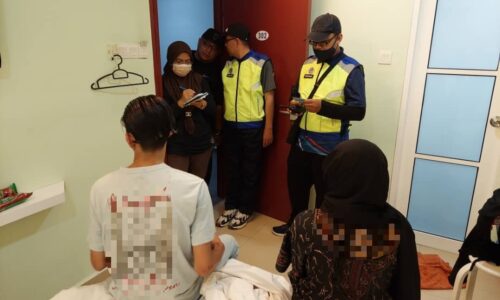 Tinggal di Melaka, bincang hal kahwin di bilik hotel