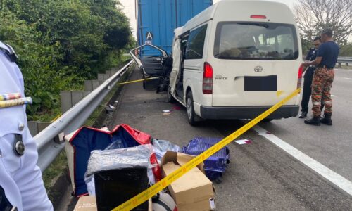 Seorang maut, dua parah van melekat belakang lori