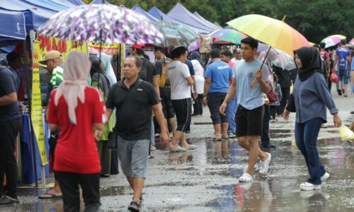 Bazar Ramadan Melaka tetap meriah dalam hujan