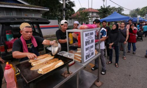 Masih ada roti john ‘Rahmah’ RM5..