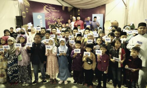 120 kanak-kanak ceria dapat duit raya RM150