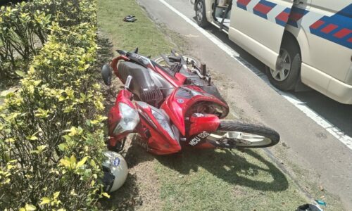 Buruh maut, motosikal dirempuh lori