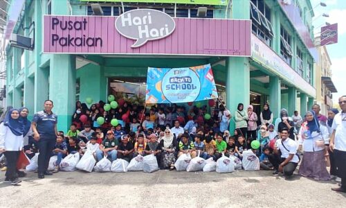 Anak asnaf teruja pilih sendiri kelengkapan sekolah