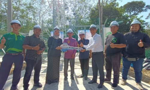 Tiang lampu pemancar 5G