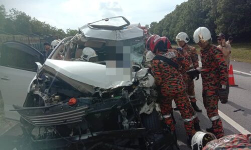 Dua parah, Vellfire rempuh lori 15 tan