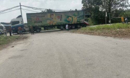 Murid perempuan maut digilis treler