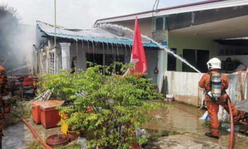Empat penghuni cemas rumah teres terbakar