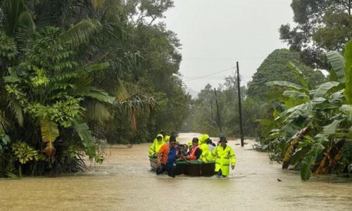 Banjir: 12 jam tunggu tanpa makanan, anak lega ibu bapa diselamatkan