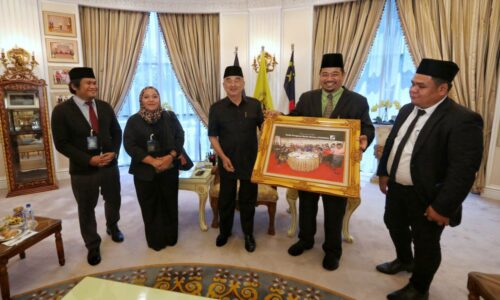 Tun Mohd Ali terima kunjung hormat pengamal media Melaka