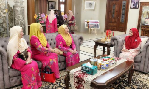 Isteri KM terima kunjung hormat PEKERTI NS