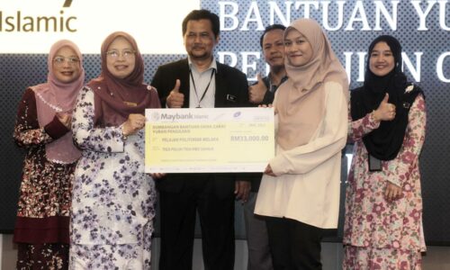 Pelajar B40 Politeknik Melaka terima sumbangan zakat, komputer riba