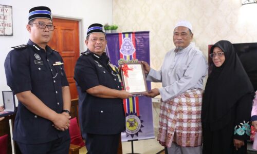 Pingat jasa pahlawan, penghormatan buat pesara polis