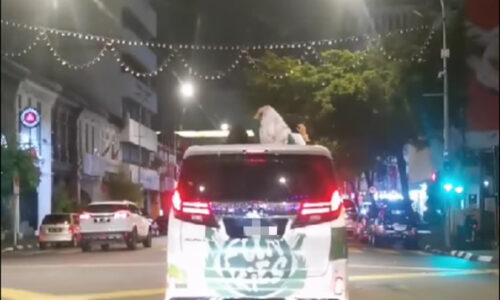 Polis kesan individu terlibat video tular keluarkan kepala melalui ‘sunroof’ MPV
