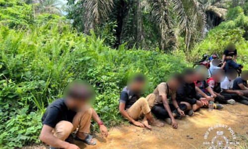 Mahu beraya, 57 mat rempit serah diri selepas sembunyi dalam kebun sawit
