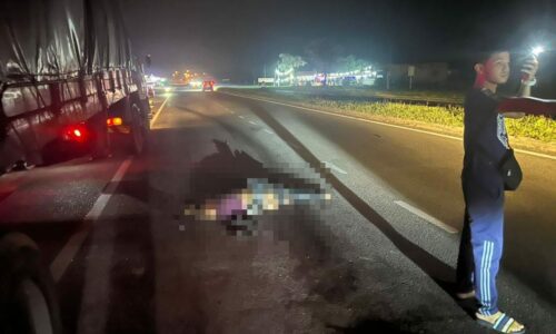 Tiga penunggang motosikal maut, seorang parah selepas langgar belakang lori