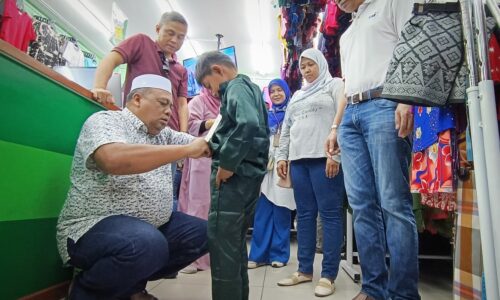 Gedung pakaian gamat, anak yatim girang terima baju raya baharu