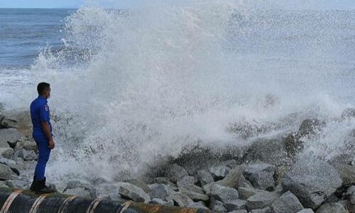 Elak mandi pantai Port Dickson ketika ombak besar, laut bergelora