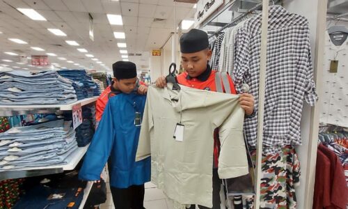 Teruja pilih baju raya sendiri