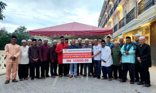 Parlimen Kota Melaka sumbang RM120,000 untuk 24 masjid