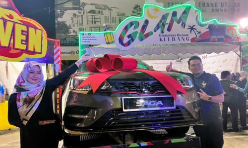 Tuah berbelanja tudung RM70, dapat hadiah kereta
