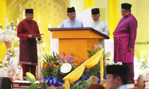 Pertahan institusi masjid, jangan jadi gelanggang politik – Agong