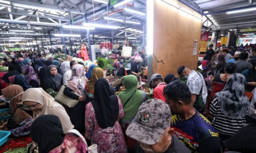 Mantai Aidilfitri: Orang ramai serbu pasar