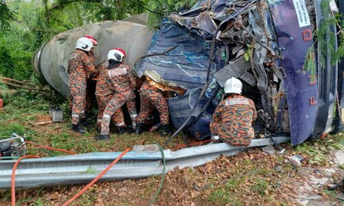 Pemandu tersepit, lori simen terbalik