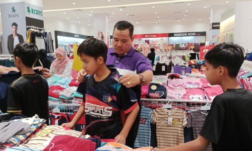 Beli baju raya untuk golongan memerlukan