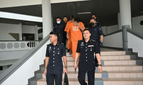 Dua anggota polis mengaku tidak bersalah samun warga asing