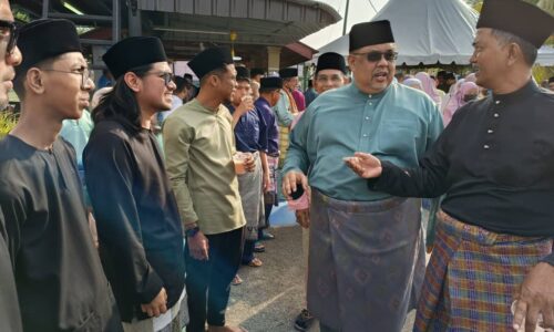 KM solat sunat Aidilfitri bersama orang Kampung Pulau