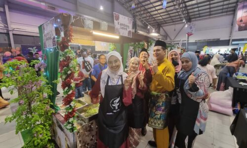 Tak sampai tiga jam, lapan ekor kambing sudah digolek