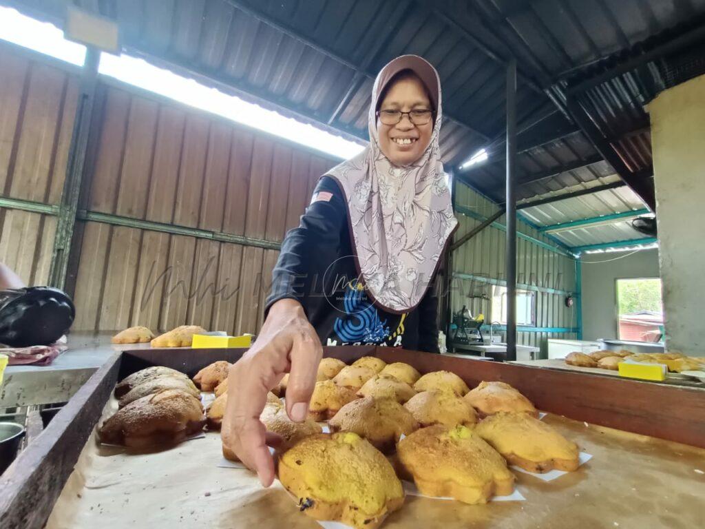 Bermain bara demi kekalkan tradisi Kuih Bakar Kuala Ina