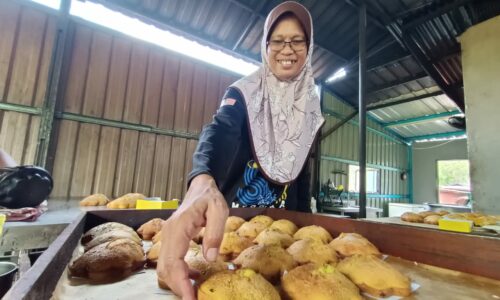 Bermain bara demi kekalkan tradisi Kuih Bakar Kuala Ina