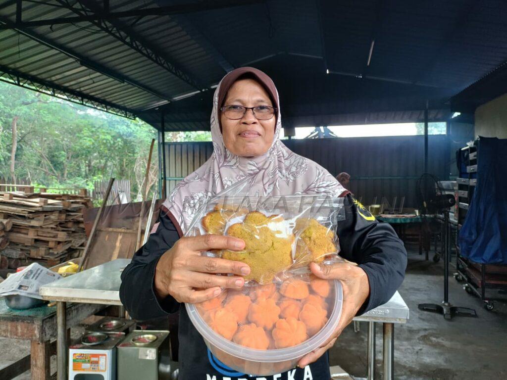 Bermain bara demi kekalkan tradisi Kuih Bakar Kuala Ina