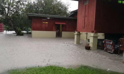 Penghuni dua kediaman terjejas, air sungai melimpah