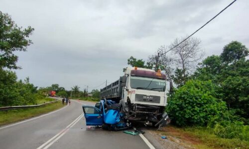 Kakitangan Perangkaan Pahang maut kereta bertembung lori