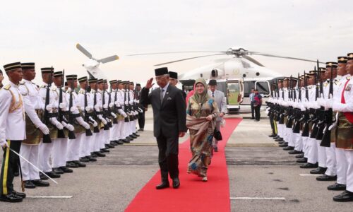 Agong, Raja Permaisuri berangkat tiba di Melaka