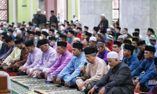 Solat sunat Aidilfitri Melaka meriah
