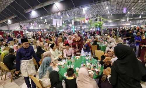 Pelbagai kaum hadiri Rumah Terbuka Aidilfiri Kerajaan Negeri