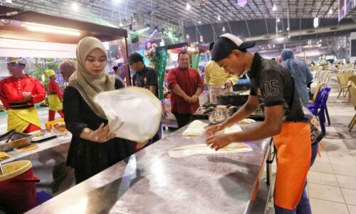 Berbaju raya tebar 2,000 roti canai