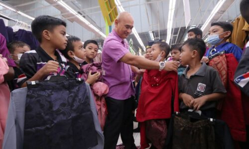75 murid asnaf, anak yatim dapat baju raya