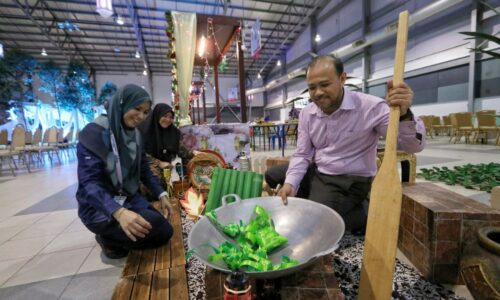 Rumah Terbuka Aidilfitri Melaka: 70 jenis juadah, artis terkenal pun ada!