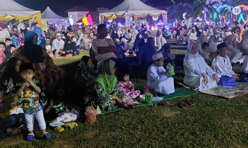 Anak kecil hadir meriahkan majlis berselawat