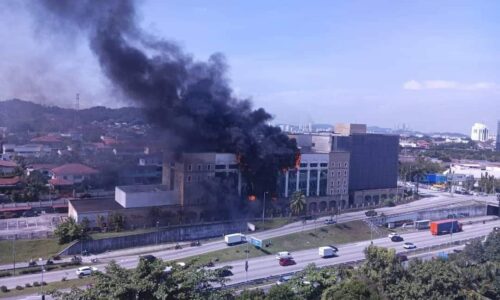 Bangunan lama KWSP di Petaling Jaya terbakar