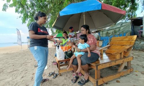 Cuaca panas tak halang orang ramai bersantai di pantai