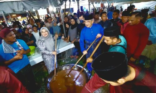 Tradisi kacau dodol semarak raya Pantai Kundor