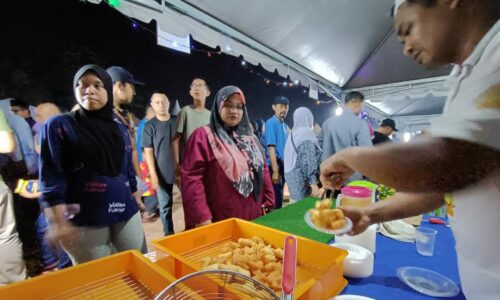 Cakoi panas jadi rebutan