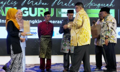 Tiga guru Ketua Menteri diberi pengiktirafan Tokoh Hati