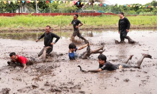 Suasana gamat, pelajar asing mandi lumpur