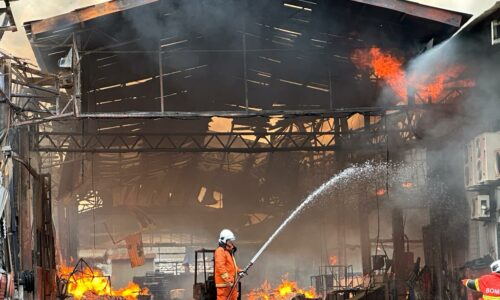 Dua anggota bomba cedera ketika operasi padam kebakaran kilang